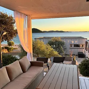 https://beachvilla-bona-haus-16.hotelinzadar.com